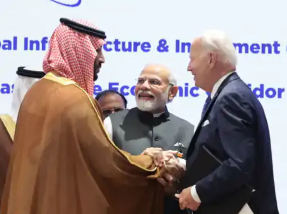 G20 में कॉरिडोर डील का ऐलान PM मोदी ने किया था। इस दौरान मोदी की दायीं तरफ बाइडेन, जबकि बाईं तरफ सऊदी क्राउन प्रिंस मोहम्मद बिन सलमान ।