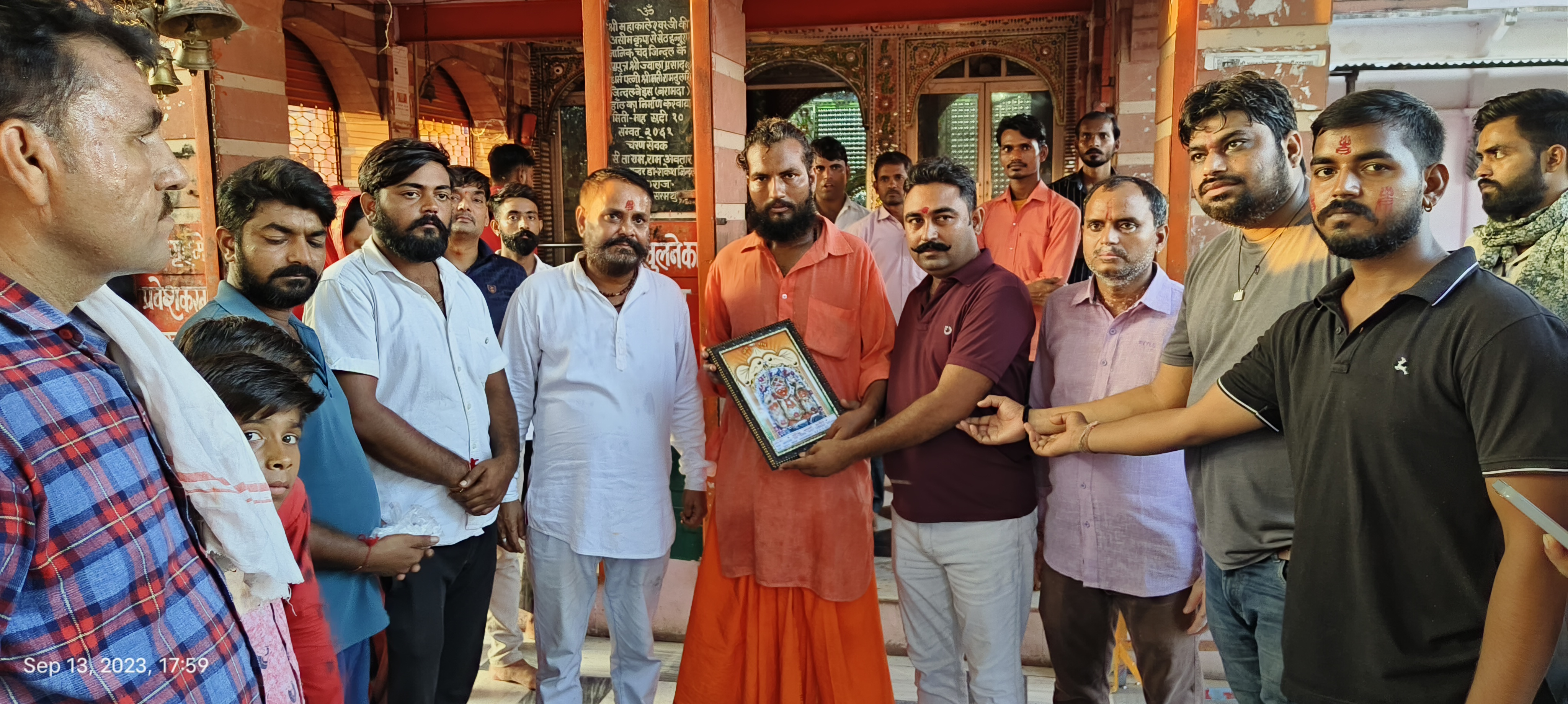 Parasaria Manish Parasaria returned to Mahakaleshwar Temple after completing 12 ...
