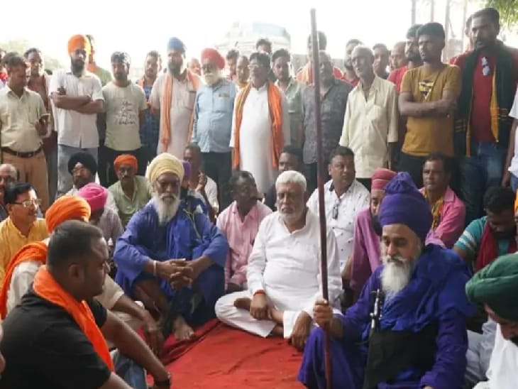 घटना के विरोध में युवक के परिजनों के साथ बीजेपी नेताओं ने भी प्रदर्शन किया।