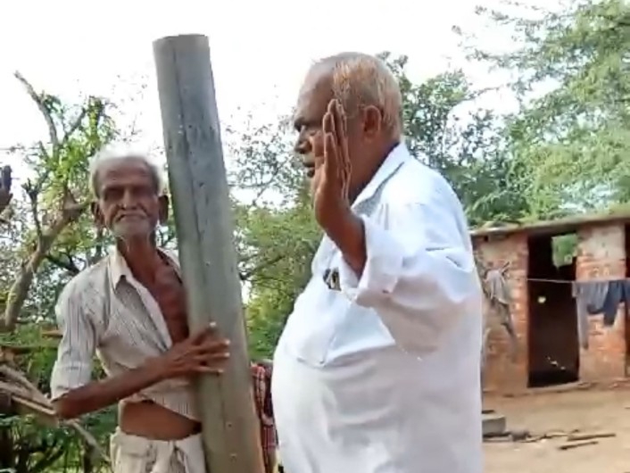 सरपंच लीलाराम ने बुजुर्ग के कपडे खींचे और उसका हाथ पकड़ कर डराया धमकाया।