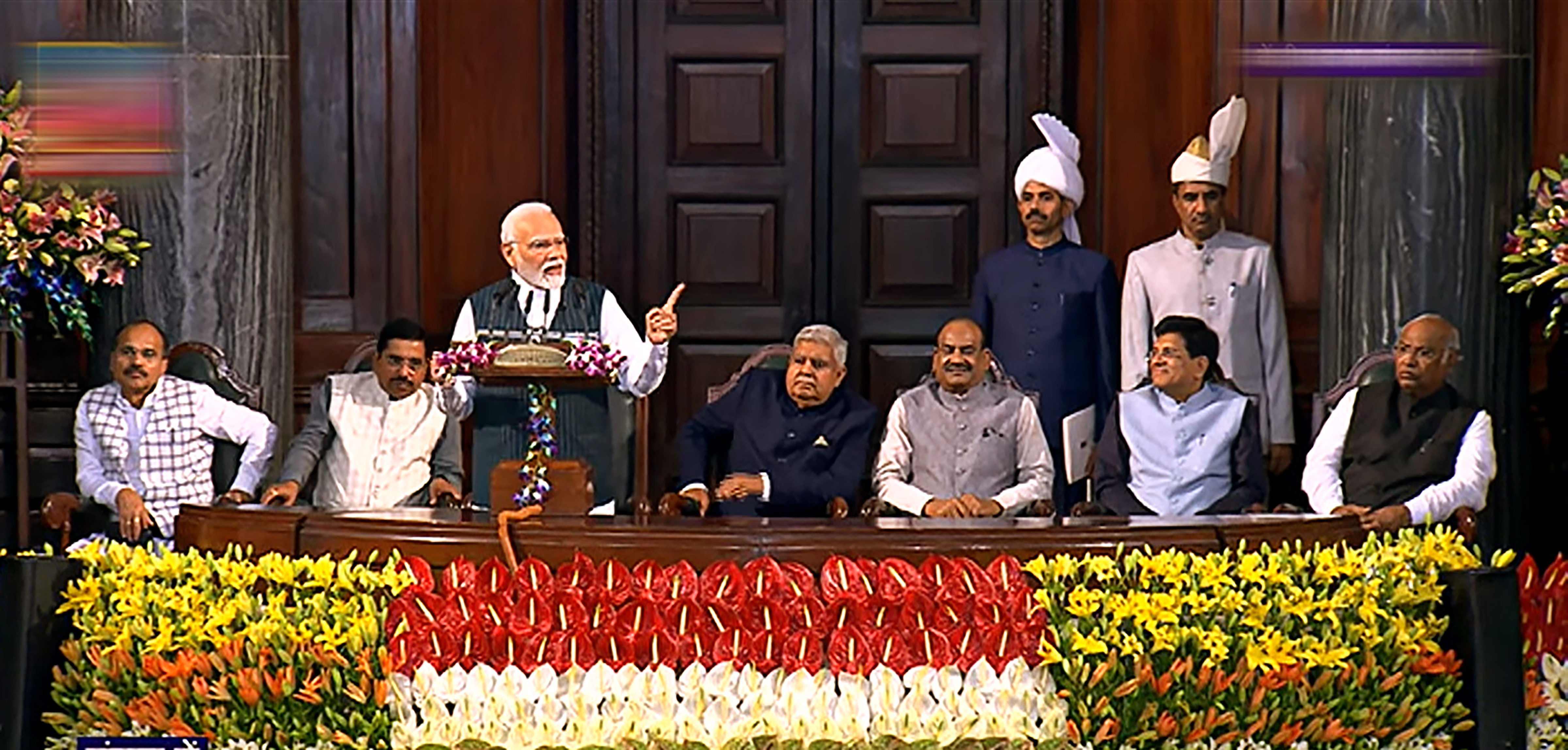 सेंट्रल हॉल में मंच पर बाएं से लोकसभा में विपक्ष के नेता अधीर रंजन चौधरी, केंद्रीय मंत्री प्रह्लाद जोशी, प्रधानमंत्री नरेंद्र मोदी, उपराष्ट्रपति जगदीप धनखड़, लोकसभा स्पीकर ओम बिड़ला, केंद्रीय मंत्री पीयूष गोयल और कांग्रेस अध्यक्ष मल्लकार्जुन खड़गे।