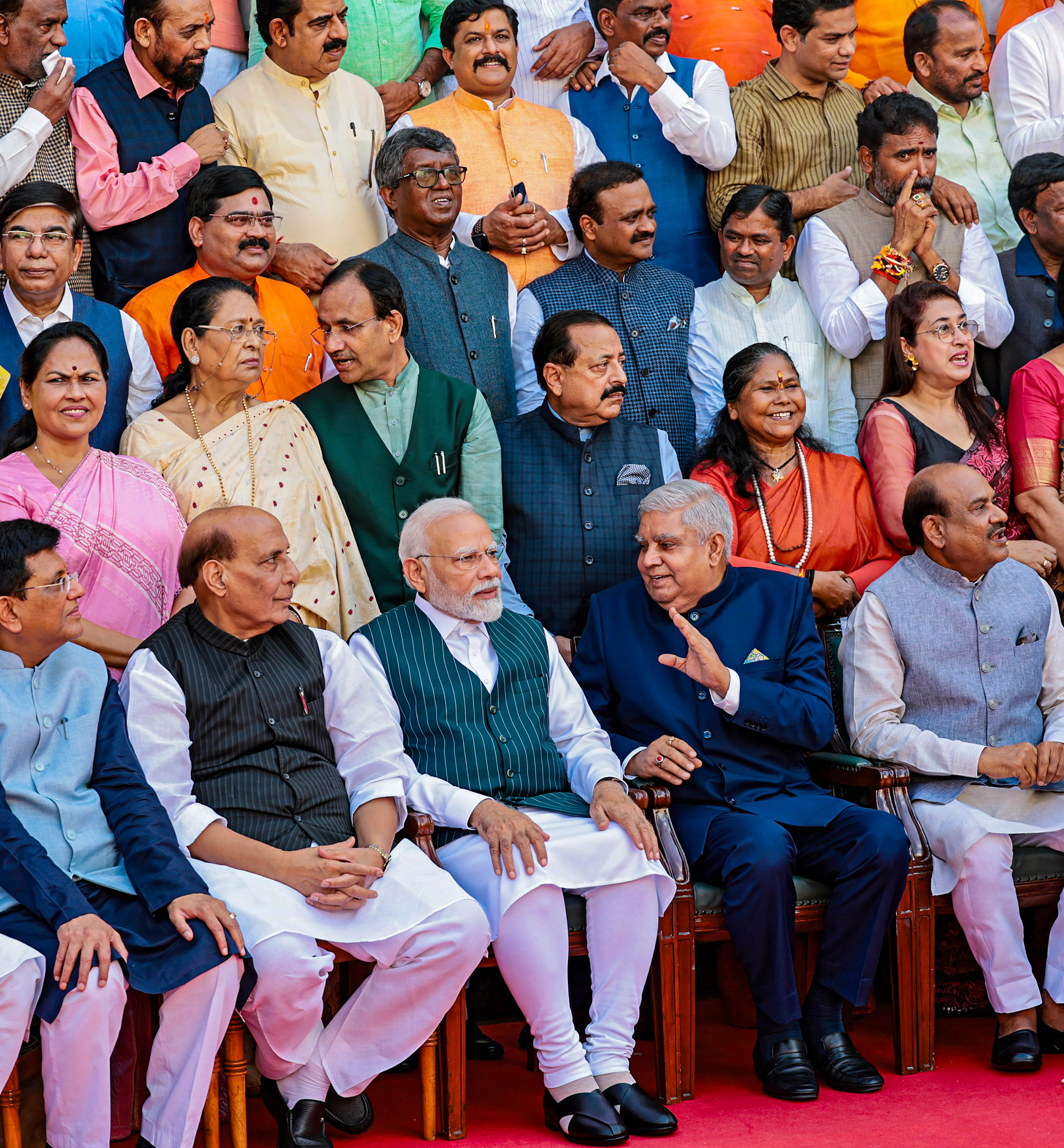 संसद में प्रधानमंत्री नरेंद्र मोदी, रक्षा मंत्री राजनाथ सिंह, उपराष्ट्रपति जगदीप धनखड़, लोकसभा स्पीकर ओम बिड़ला के साथ ग्रुप फोटो खिंचवाते अन्य सांसद।