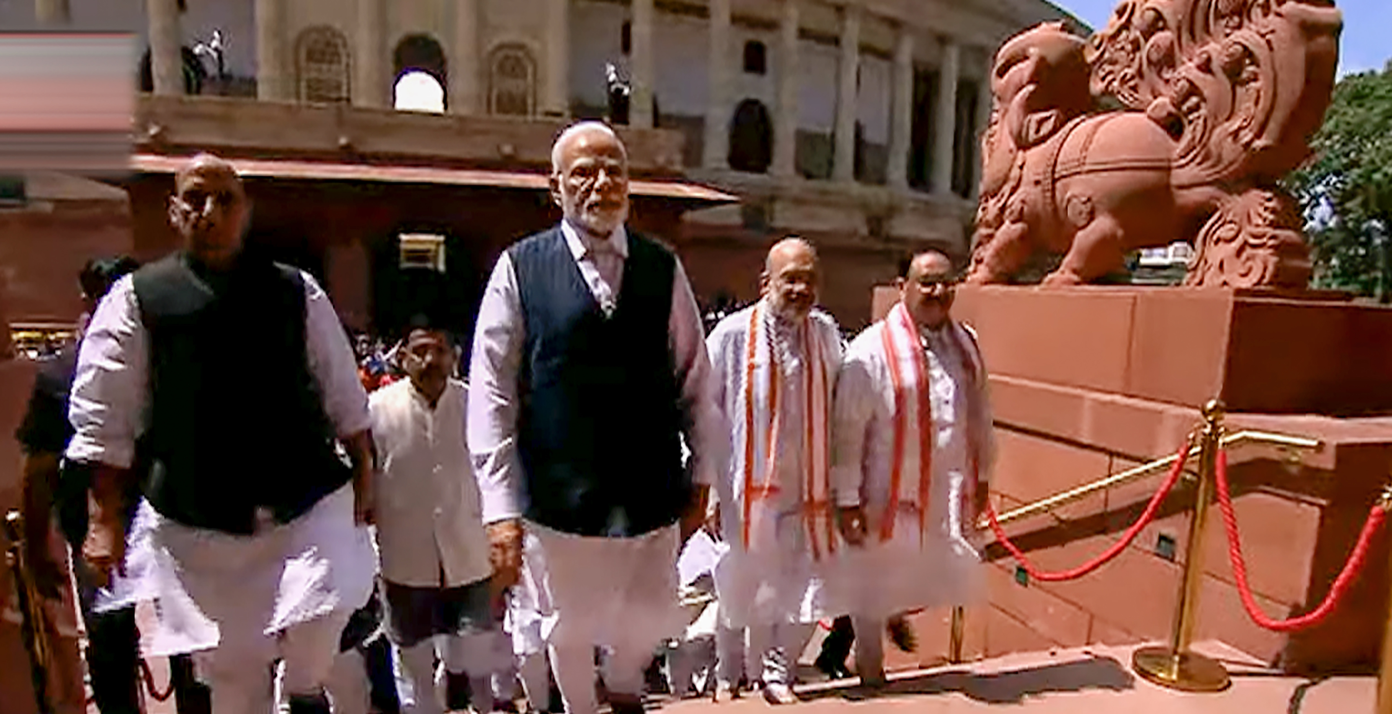 PM मोदी, रक्षा मंत्री राजनाथ सिंह, गृह मंत्री अमित शाह और भाजपा अध्यक्ष जेपी नड्‌डा पैदल ही एक साथ पुरानी संसद से निकलकर नए संसद भवन पहुंचे।