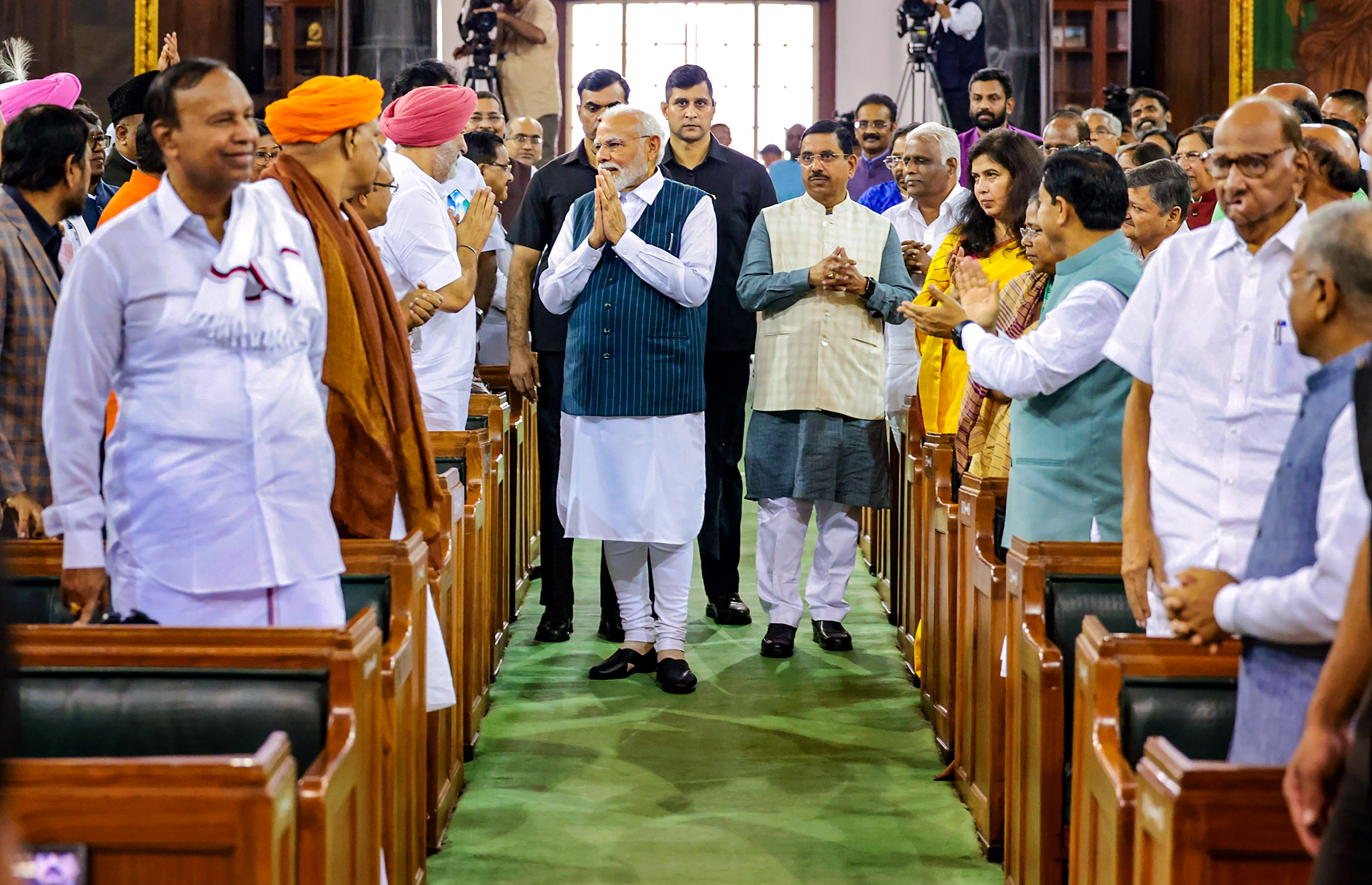 प्रधानमंत्री भाजपा सांसदों के पास भी जाकर मिले और उनका अभिवादन किया।