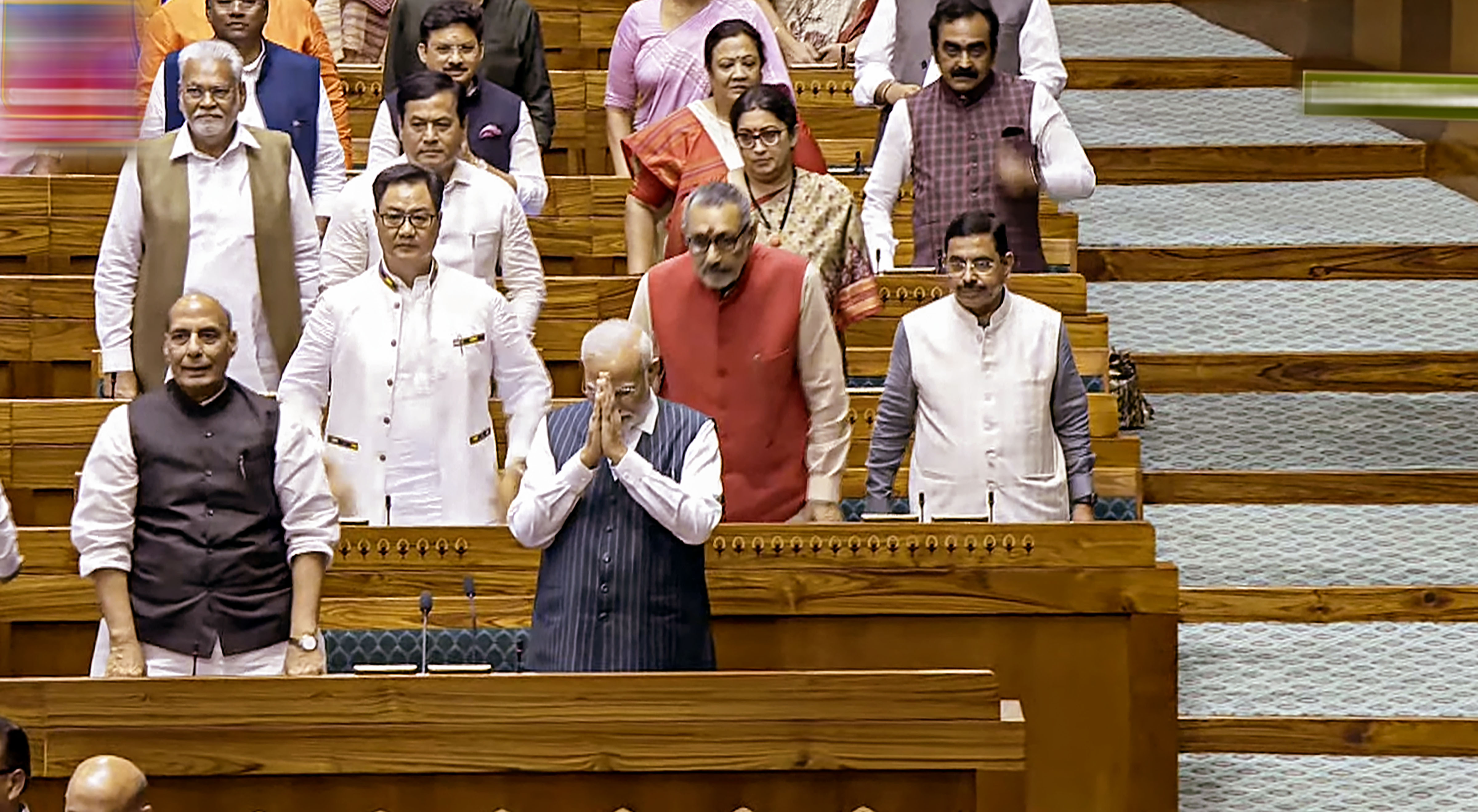 नए संसद भवन पहुंचने के बाद प्रधानमंत्री नरेंद्र मोदी ने स्पीकर और सभी सांसदों का हाथ जोड़कर अभिवादन किया। उनके साथ रक्षा मंत्री और कैबिनेट के अन्य मंत्री भी मौजूद थे।