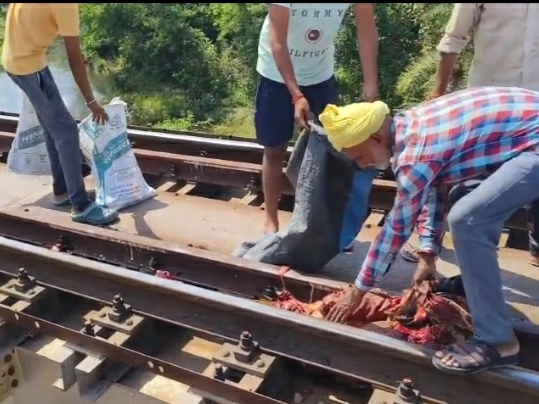Elderly man dies after being hit by train | रेल से कटकर बुजुर्ग की मौत ...