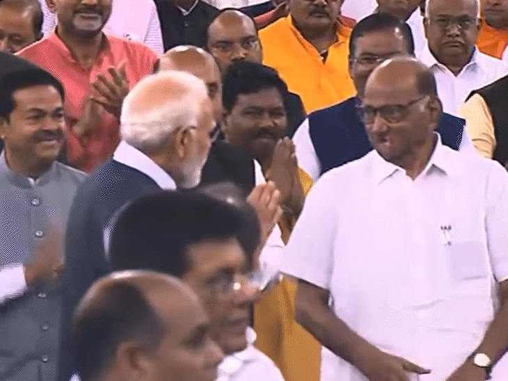 सेंट्रल हॉल में मोदी ने शरद पवार से मुलाकात की।