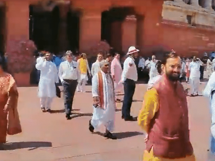 विपक्ष के सांसद पुरानी बिल्डिंग से नई बिल्डिंग में गए।