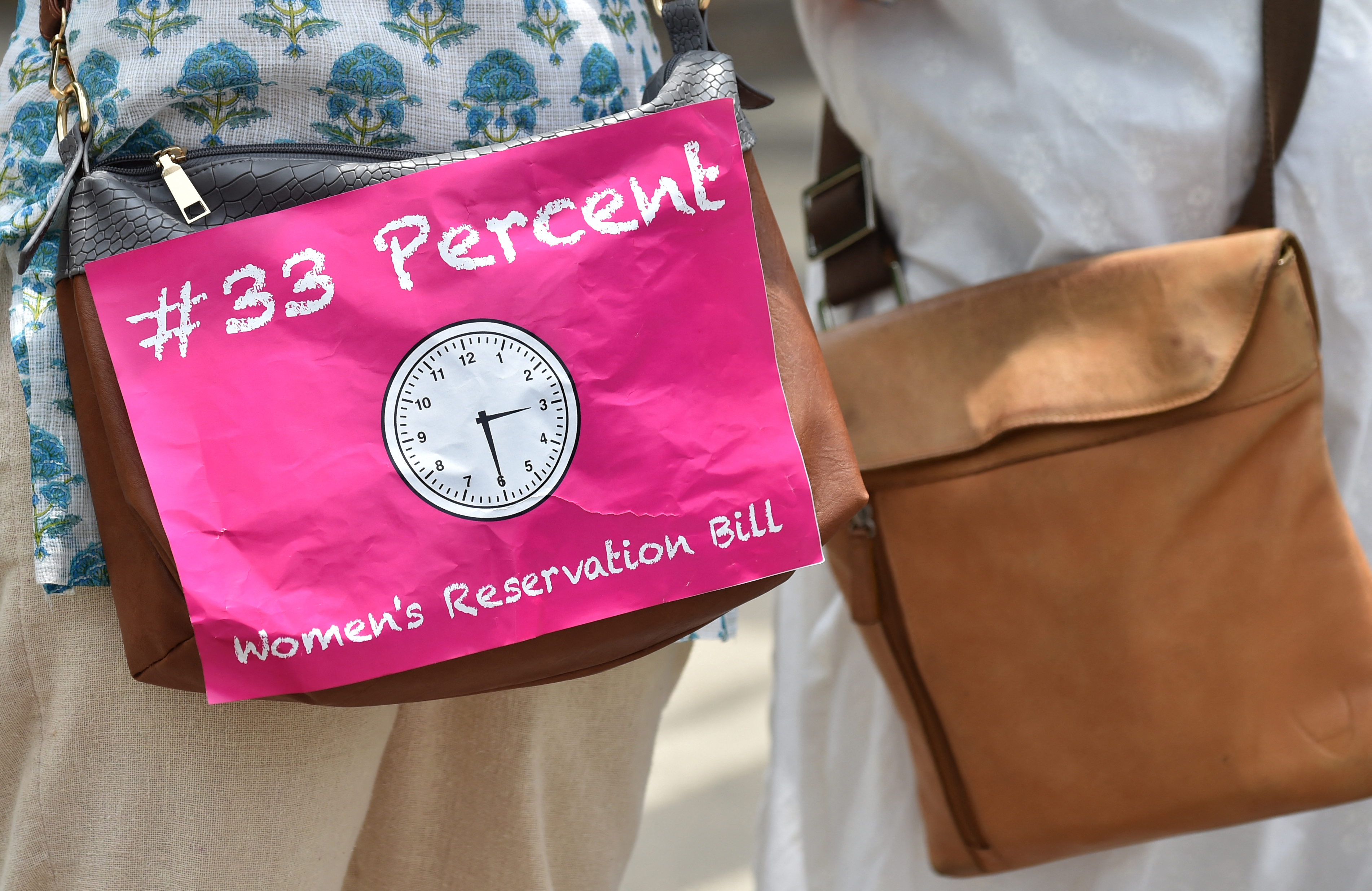 महिला आरक्षण विधेयक के लिए नई दिल्ली में प्रदर्शन करतीं विमेन एक्टिविस्ट। ये तस्वीर 18 जुलाई 2016 को संसद के मानसून सत्र के दौरान की है। (Photo: AFP)