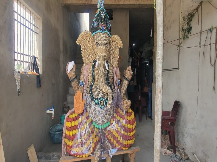 पारंपरिक खेल सामग्री से बनी गणेश प्रतिमा
