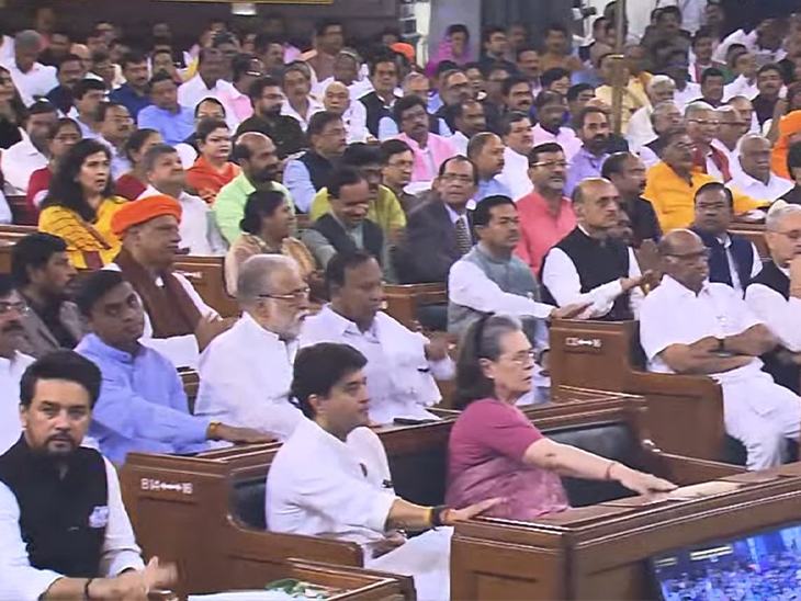 सेंट्रल हॉल में सोनिया गांधी के बगल में केंद्रीय मंत्री ज्योतिरादित्य सिंधिया बैठे दिखाई दिए।