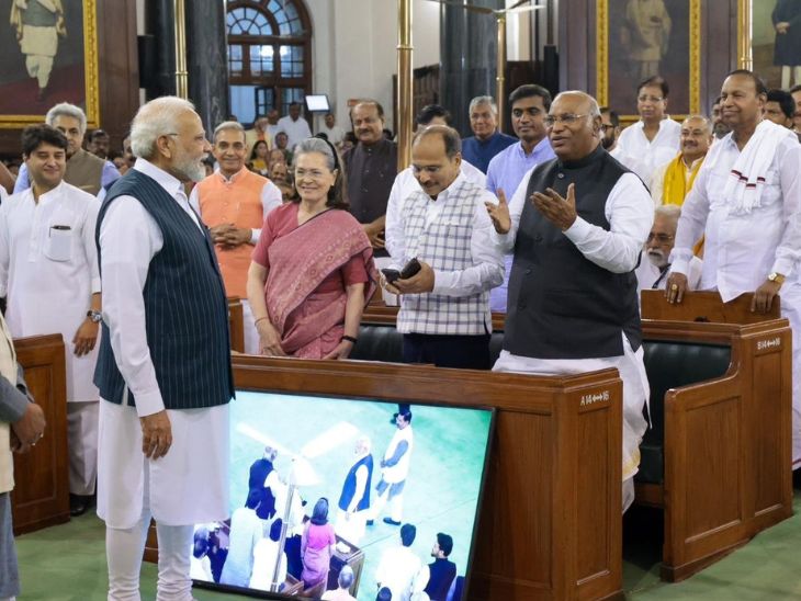 प्रधानमंत्री मोदी विपक्षी सांसदों से भी मिलने गए। इस दौरान सोनिया गांधी, अधीर रंजन चौधरी और मल्लिकार्जुन खड़गे ने अपनी जगह पर खड़े होकर उनका अभिवादन किया।