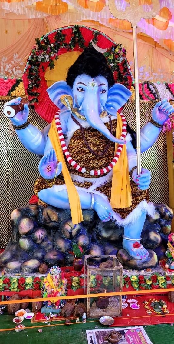 A sense of the symbolism of Lord Shankar in the Ganesh idol. गणेश