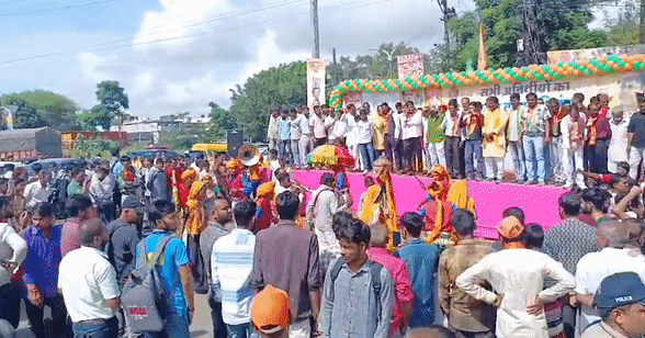 जन आशीर्वाद यात्रा के दौरान मंच के नजदीक झाबुआ से आदिवासी कलाकार इंदौर पहुंचे यहां कलाकारों ने पारंपरिक नृत्य किए। इन्हें देखने के लिए भारी भीड़ जमा थी।