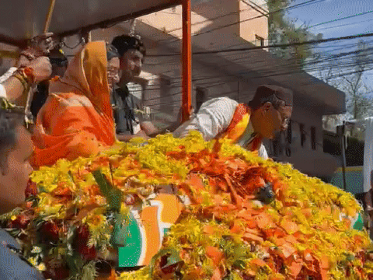विधानसभा 4 से जब जन आशीर्वाद यात्रा निकली तो सीएम के साथ रथ पर विधायक मालिनी गौड़ भी सवार रही। इनके साथ भाजपा महासचिव कैलाश विजयवर्गीय भी मौजूद थे।