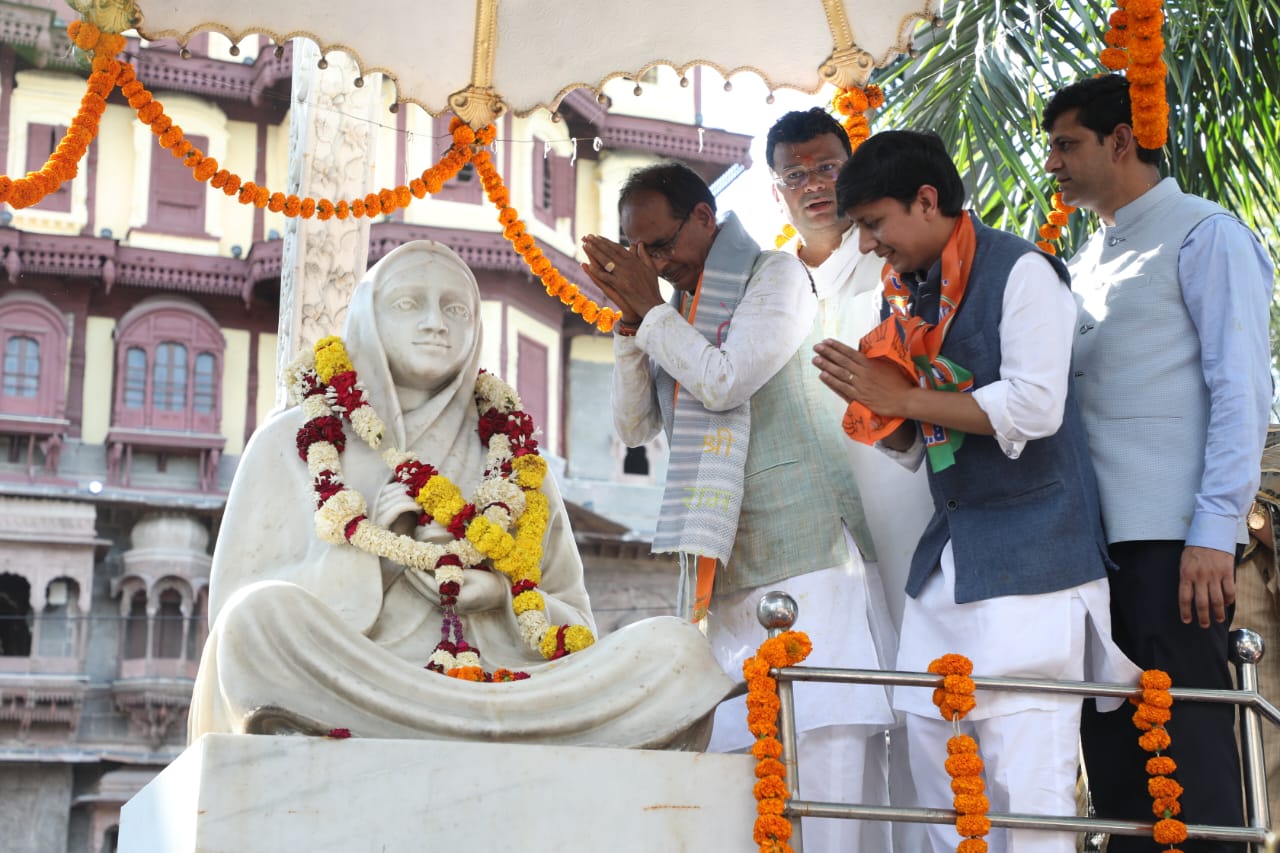 राजवाड़ा में सीएम शिवराज ने विधायक आकाश विजयवर्गीय के साथ देवी अहिल्या की प्रतिमा पर पुष्प अर्पित कर नमन किए।