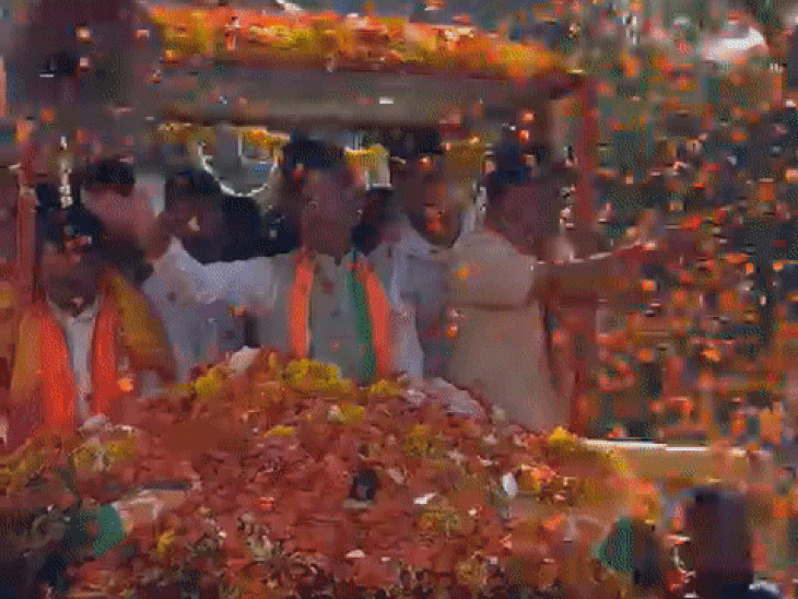 विधानसभा एक से निकल रही यात्रा में पूर्व विधायक सुदर्शन गुप्ता भी रथ पर सवार हुए। वे अपनी विधानसभा क्षेत्र में रथ पर सवार रहे। जन आशीर्वाद यात्रा के पहले सुदर्शन गुप्ता को टिकट न मिले इसके लिए विधानसभा-1 के पूर्व पार्षदों और नेताओं ने प्रदर्शन किया था।