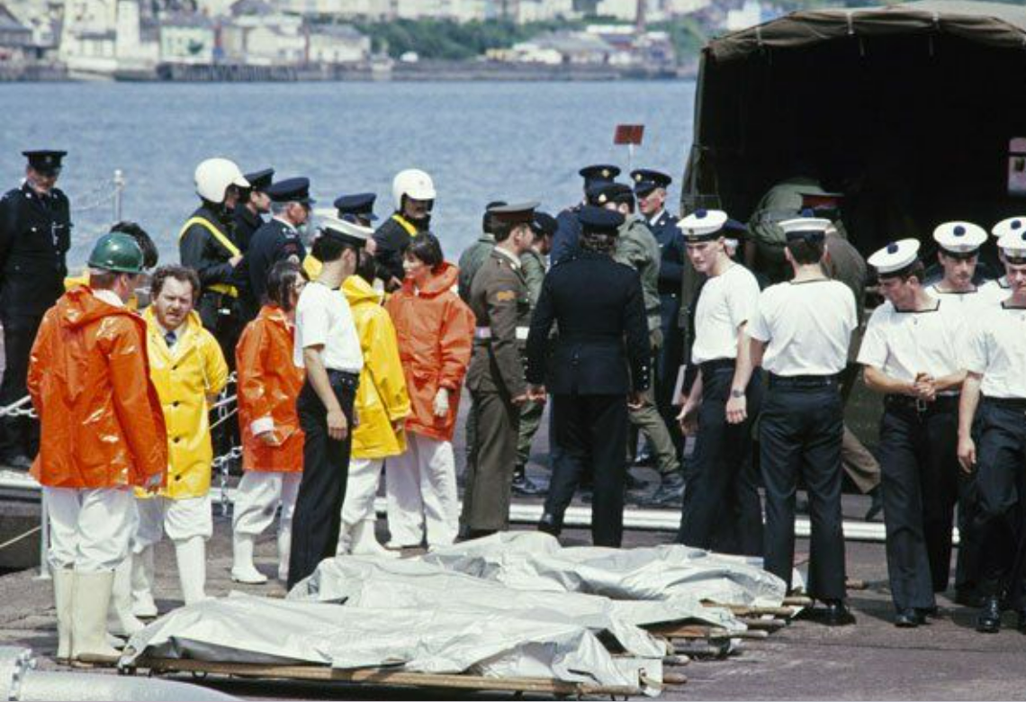 इस तस्वीर में आयरलैंड में एयर इंडिया बॉम्बिंग के बाद शवों को निकालते हुए रेस्क्यू वर्कर्स को देखा जा सकता है।