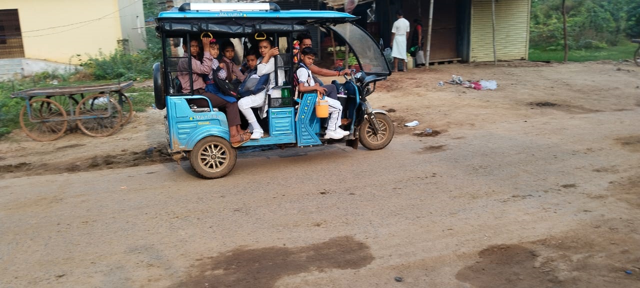 Motorized Rickshaw Overloading School children are being crammed into e-rickshaws, overloading is not ...