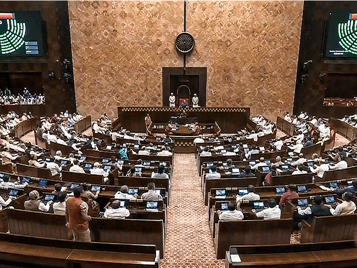 संसद के विशेष सत्र के दौरान राज्यसभा में प्रधानमंत्री नरेंद्र मोदी और अन्य मंत्री और सदस्य।