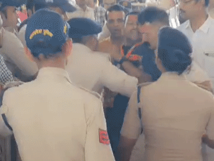 उज्जैन में डोम में एंट्री को लेकर पुलिस और BJP मंडल अध्यक्ष परेश कुलकर्णी के बीच झूमाझटकी हो गई।