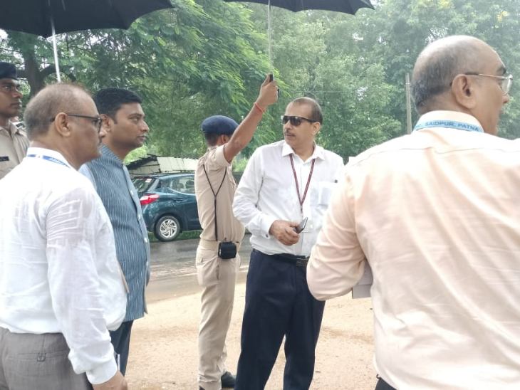 Bihar IAS KK Pathak Jamui School Inspection Photos Update | Bihar News | बोले-बारिश के बहाने क्या-क्या करिएगा,10 मर्डर कर दीजिएगा क्या; अव्यवस्था देख भड़के - Dainik Bhaskar