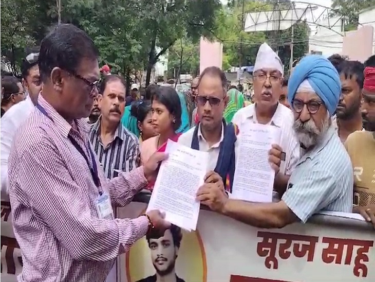 अपनी मांग का ज्ञापन जिला प्रशासन को सौंपा