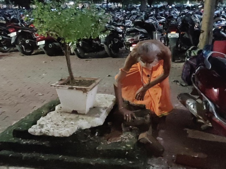 इसी हवन कुंड की ईंट उखाड़कर किया था अशुद्ध - Dainik Bhaskar