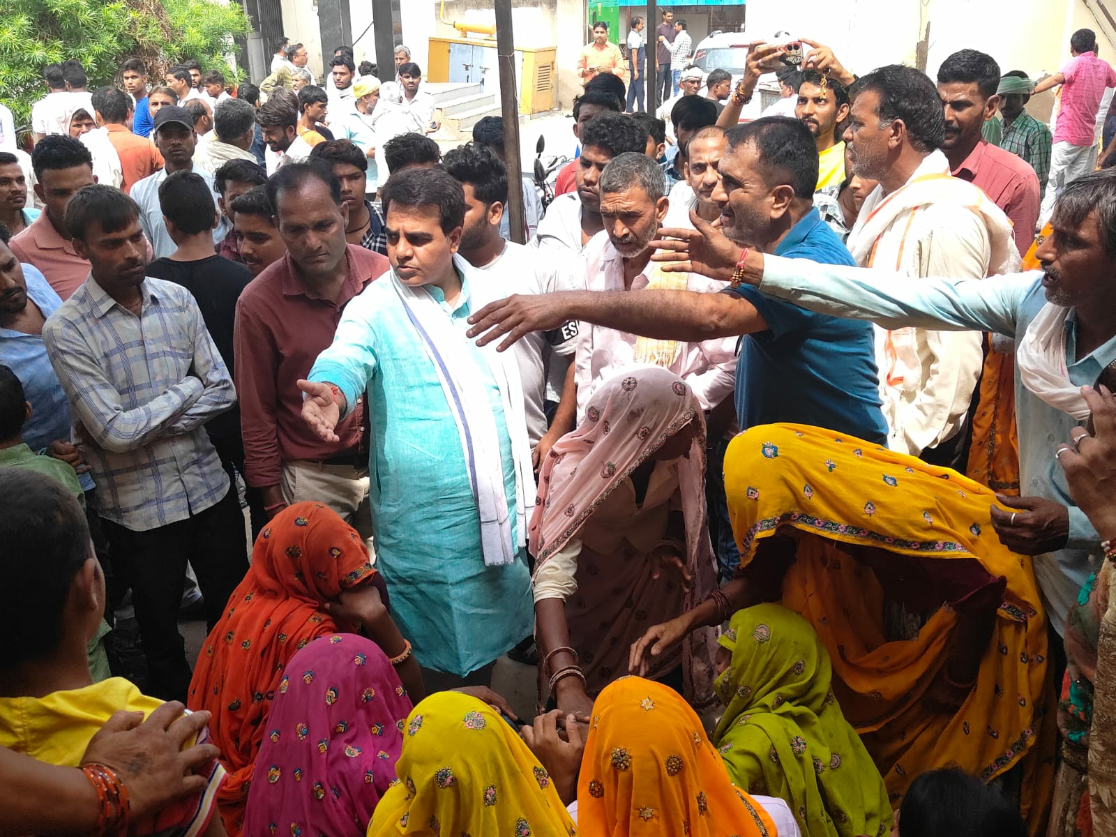 महवा हॉस्पिटल के बाहर मौजूद परिजनों को रो-रो कर बुरा हाल था। पुलिस का कहना है कि आरोपी ड्राइवर की तलाश की जा रही है।