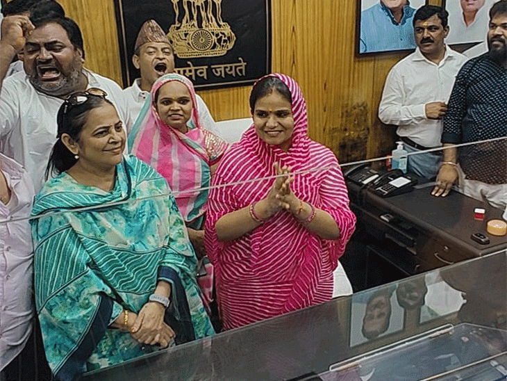 23 अगस्त 2023 को हाईकोर्ट के निलंबन आदेश पर रोक लगाने के बाद 24 अगस्त को मुनेश गुर्जर ने अपने समर्थकों के साथ निगम ऑफिस पहुंचकर पदभार संभाला था।