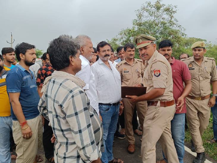 बच्चे का शव मिलने के बाद शंकरगढ़ से बड़ी संख्या में परिवार और रिश्तेदार पहुंच गए। पुलिस ने भी आसपास के लोगों से शव के बारे में पूछताछ की।
