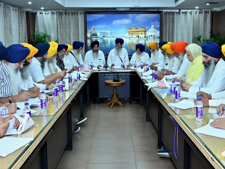 SGPC अंतरिम कमेटी की बैठक में मौजूद सदस्य। - Dainik Bhaskar