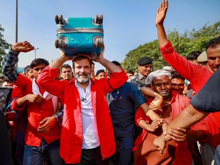 राहुल गांधी कुलियों के बीच गए थे। इस पर सरोज ने तंज कसा।