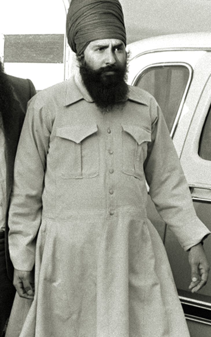 8 नवंबर 1985 को कनिष्क बम ब्लास्ट मामले में आरोपी तलविंदर सिंह परमार कनाडा के डक्कन बीसी में कोर्ट में पेशी के लिए जाते हुए। सोर्स : CP / Chuck Stoody