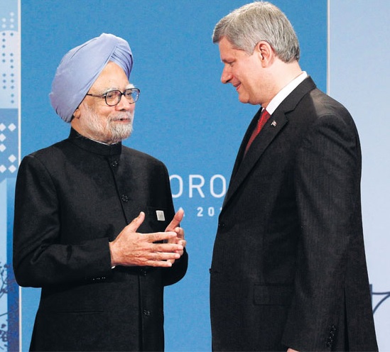 जून 2010 में कनाडा में G20 समिट के इतर कनाडा के प्रधानमंत्री स्टीफन हार्पर से मिलते भारतीय प्रधानमंत्री मनमोहन सिंह। सोर्स : AP