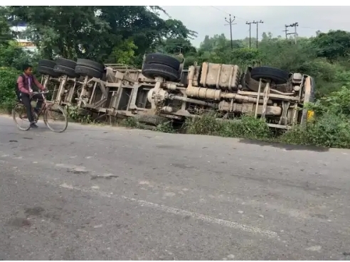 Truck lost control and overturned in ditch in Rae Bareli | रायबरेली में ...