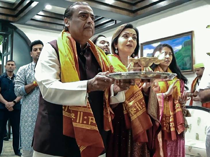 तस्वीर 26 ,सितंबर की शाम की है, रिलायंस इंडस्ट्रीज के चेयरमैन मुकेश अंबानी, पत्नी नीता अंबानी और बेटे अनंत अंबानी के साथ महाराष्ट्र के मुख्यमंत्री एकनाथ शिंदे के आवास पर गणेश चतुर्थी उत्सव में शामिल हुए।