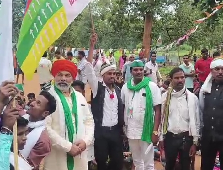 राकेश टिकैत ने अबूझमाड़ के ग्रामीणों से मुलाकात की।