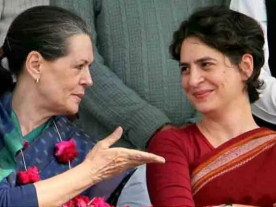 कांग्रेस की राष्ट्रीय अध्यक्ष सोनिया गांधी और प्रियंका गांधी - Dainik Bhaskar