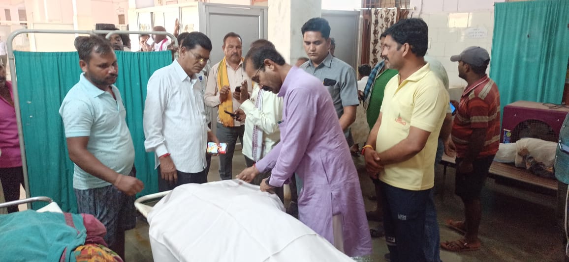 संसदीय सचिव कुंवर सिंह निषाद देवरी अस्पताल पहुंचकर मृत परिवार के परिजनों से मिले।