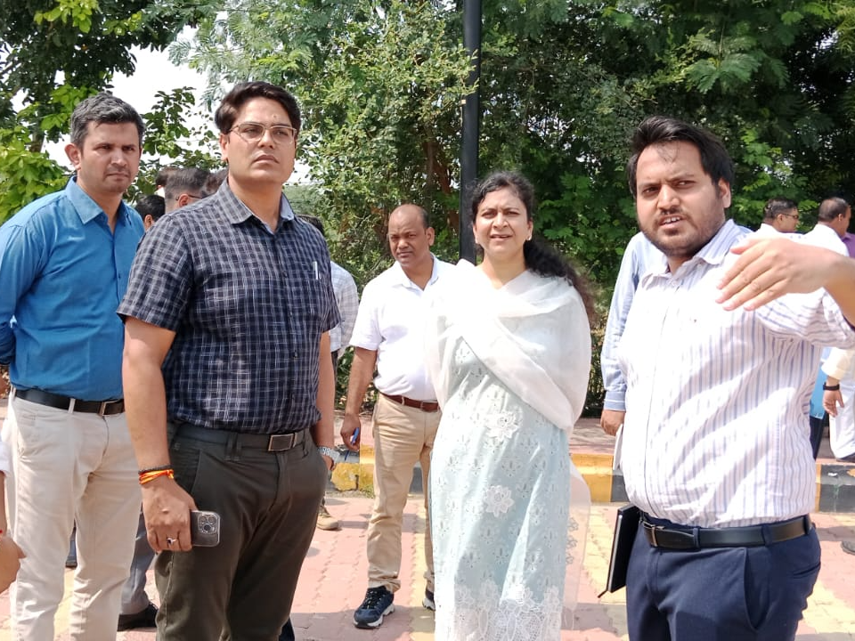 Mehtab Shift Incharge Yamuna Ghat- Seeing the condition of Mehtab Bagh, Divisional ...