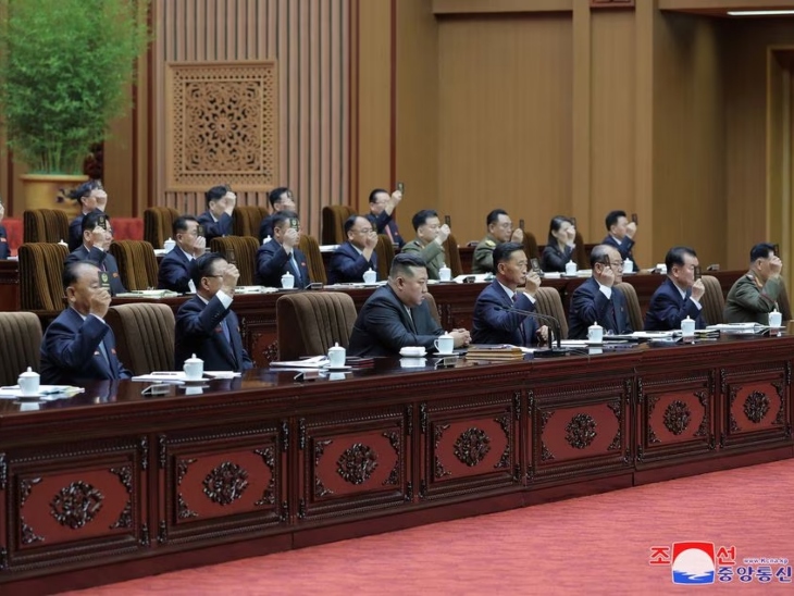 तस्वीर बुधवार की है, जब नॉर्थ कोरिया की संसद में परमाणु हथियार बनाने की पॉलिसी को संविधान में जोड़ा गया।