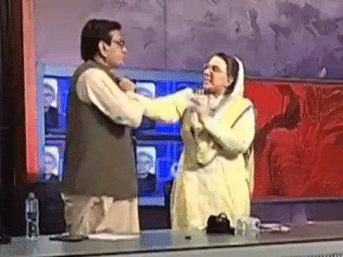 तस्वीर कादिर को थप्पड़ मारतीं फिरदौस आशिक अवान की है।