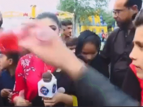 पाकिस्तानी रिपोर्टर ने लाइव रिपोर्टिंग के दौरान अपना आपा खो दिया था।