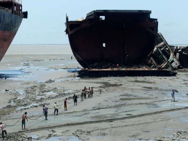 तस्वीर में बांग्लादेश के चटगांव में एक शिपयार्ड की है। यहां मजदूर जहाज को खिंचने एक लंबी रस्सी ले जाते हुए दिख रहे हैं। - Dainik Bhaskar