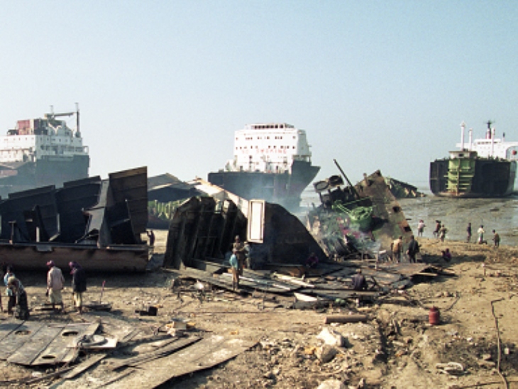 खराब हो चुके जहाजों को सीताकुंड शिपब्रेकिंग यार्ड में छोड़ा जा रहा है। इस इलाके में कन्सट्रक्शन इंडस्ट्री तेजी से बढ़ रही है।