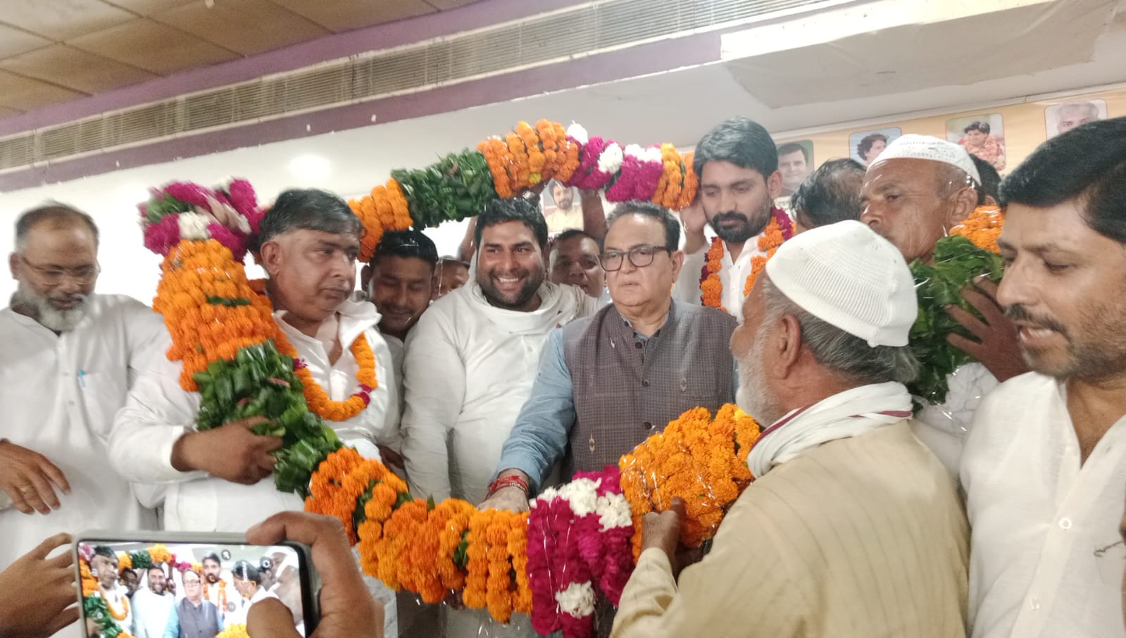 सम्मेलन में प्रदीप नरवाल सहित अन्य नेताओं का स्थानीय पदाधिकारियों ने किया स्वागत