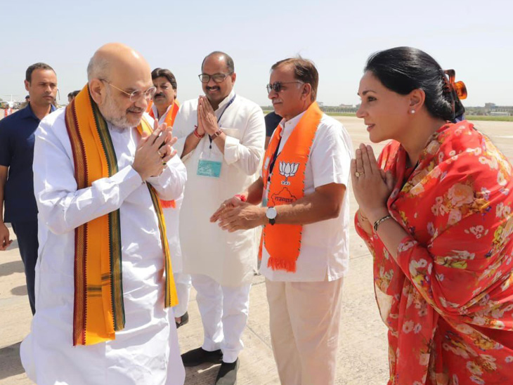 जयपुर एयरपोर्ट पर अमित शाह का स्वागत करने पहुंचीं दीया कुमारी।