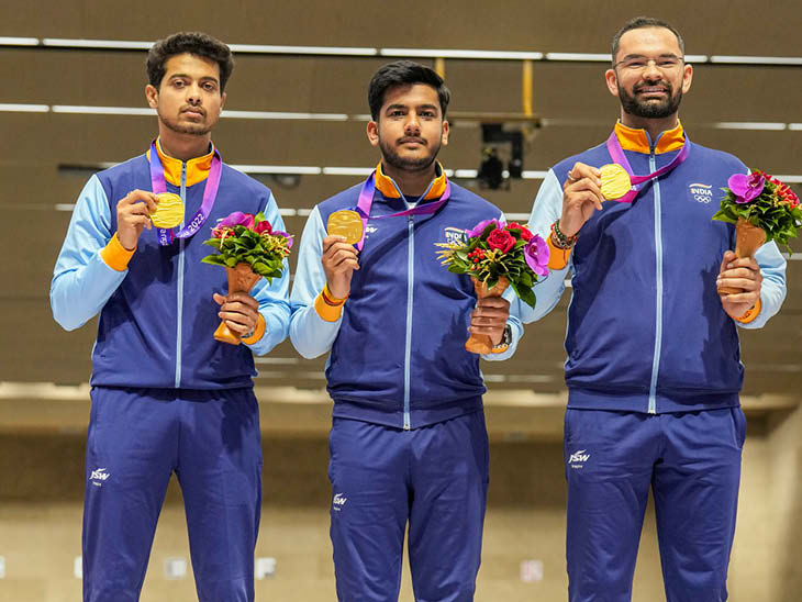 50 मीटर राइफल थ्री पोजीशन में मेंस टीम में स्वप्निल,ऐश्वर्य प्रताप सिंह और अखिल ने गोल्ड जीता।