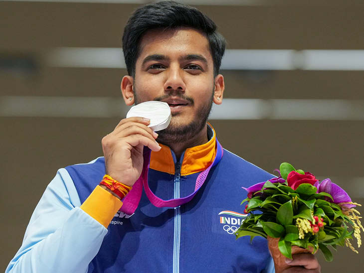 ऐश्वर्य प्रताप सिंह ने 459.7 स्कोर कर सिल्वर मेडल जीता।
